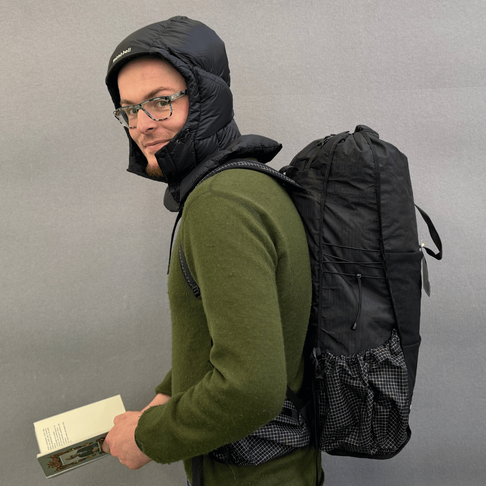 Jan trägt einen Unbound 40 Rucksack in Länge M